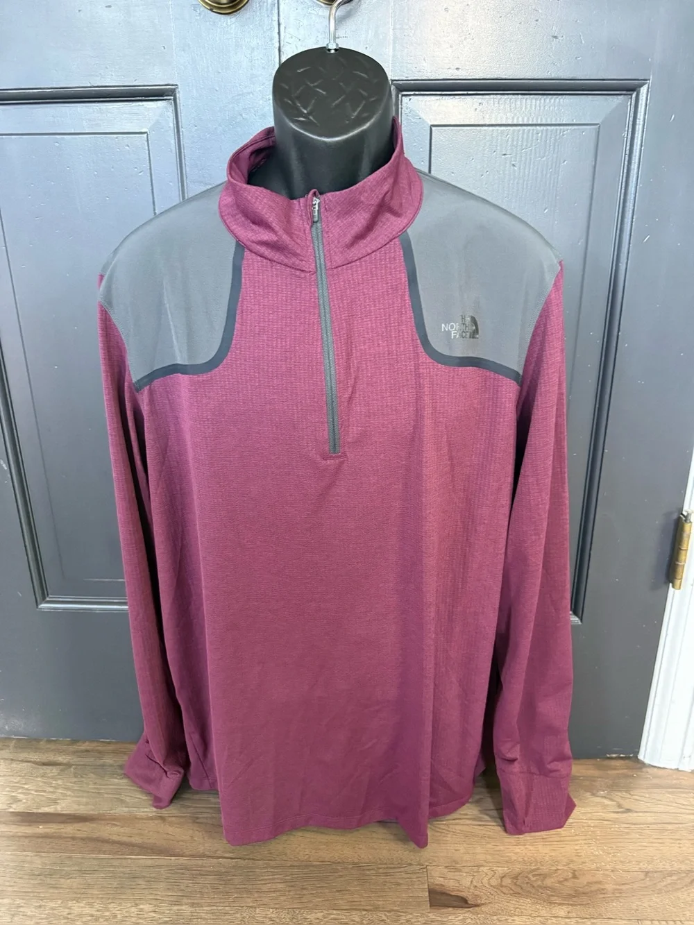 The North Face Men’s FlashDry-XD Long Sleeve Quarter Zip Up Pullover. Size XL